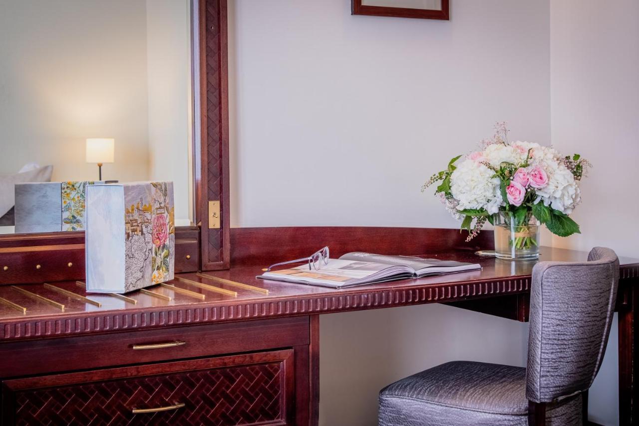 Hotel Pont Royal Paris Exteriör bild A dressing table