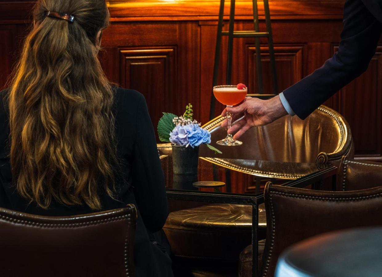Hotel Pont Royal Paris Exteriör bild A bartender serving a cocktail