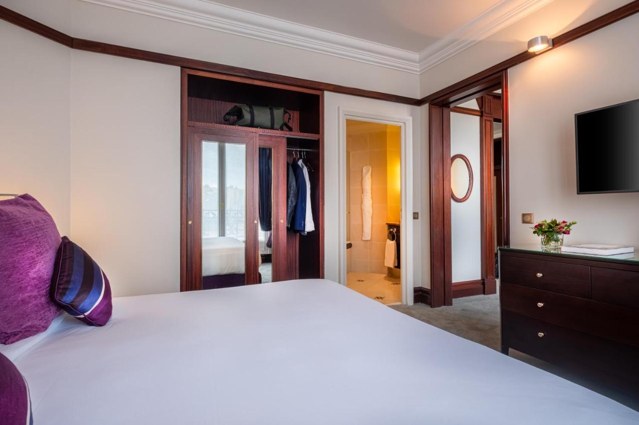 Hotel Pont Royal Paris Exteriör bild A bedroom at the hotel