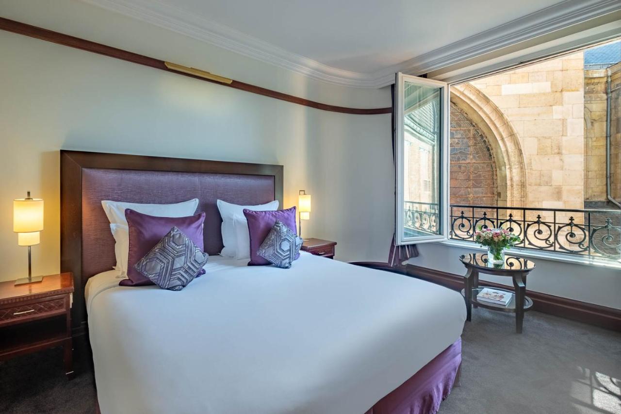 Hotel Pont Royal Paris Exteriör bild A bedroom at the hotel