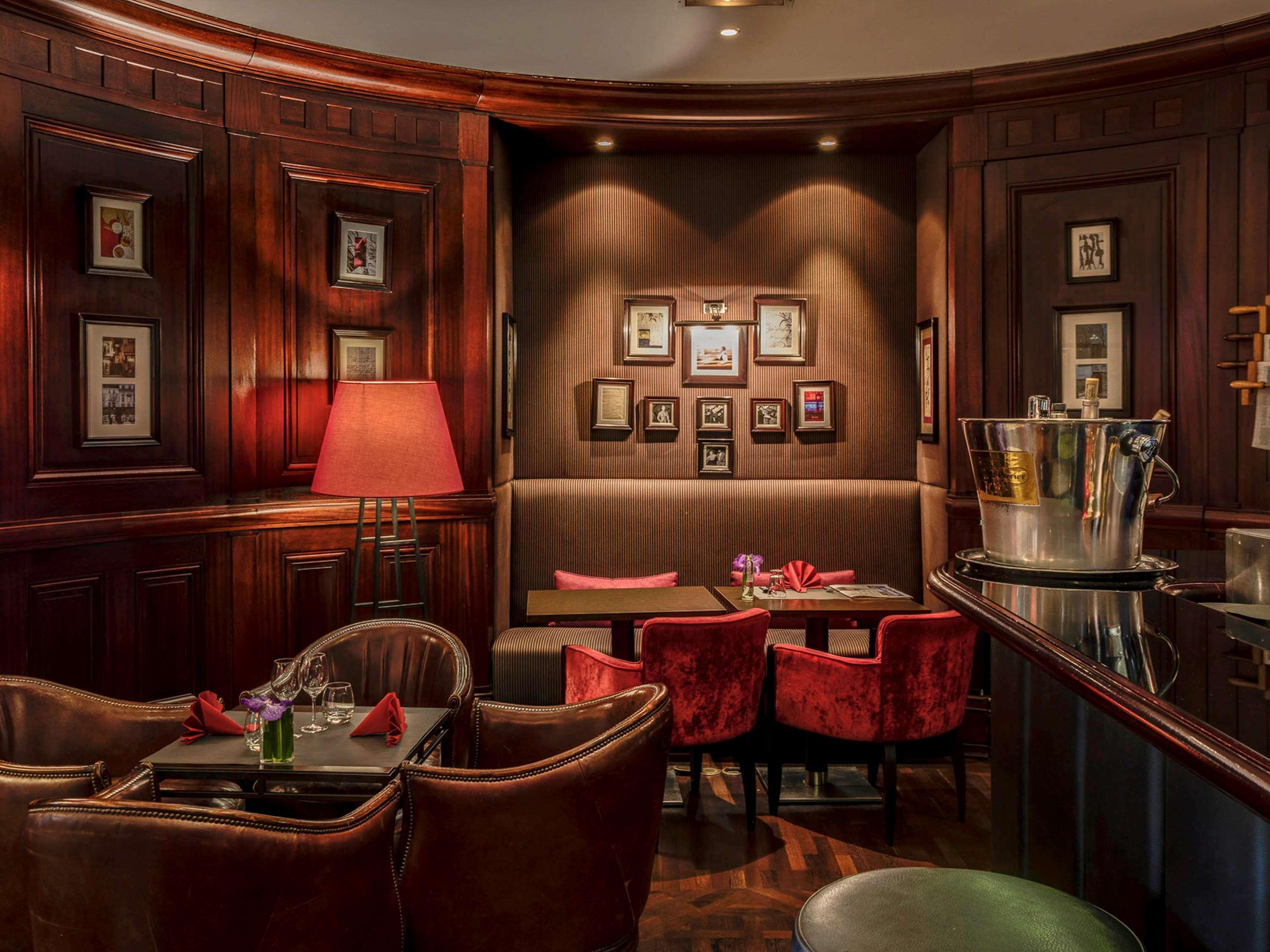 Hotel Pont Royal Paris Exteriör bild The bar at the Ritz