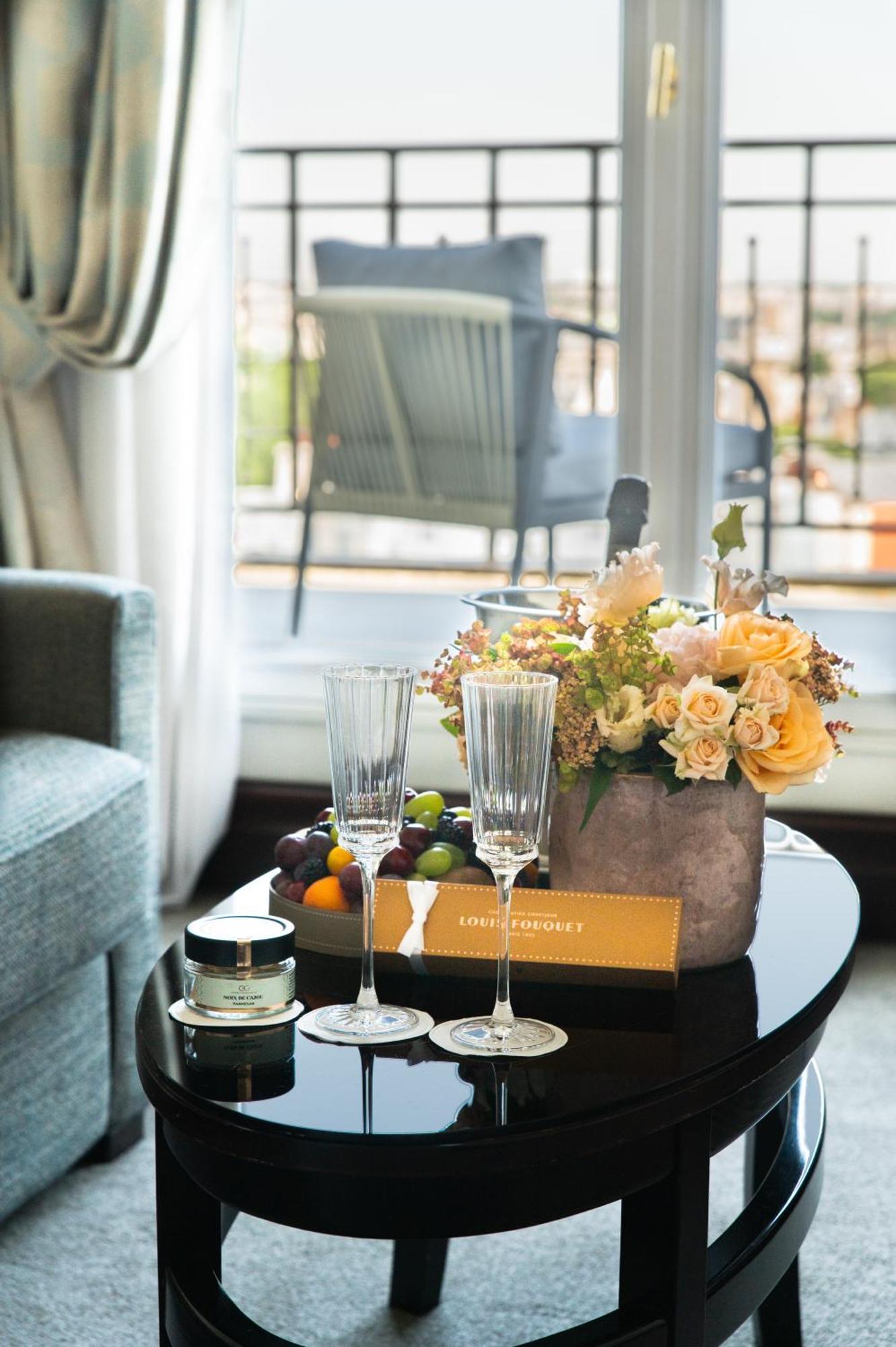 Hotel Pont Royal Paris Exteriör bild A welcome amenity at a hotel