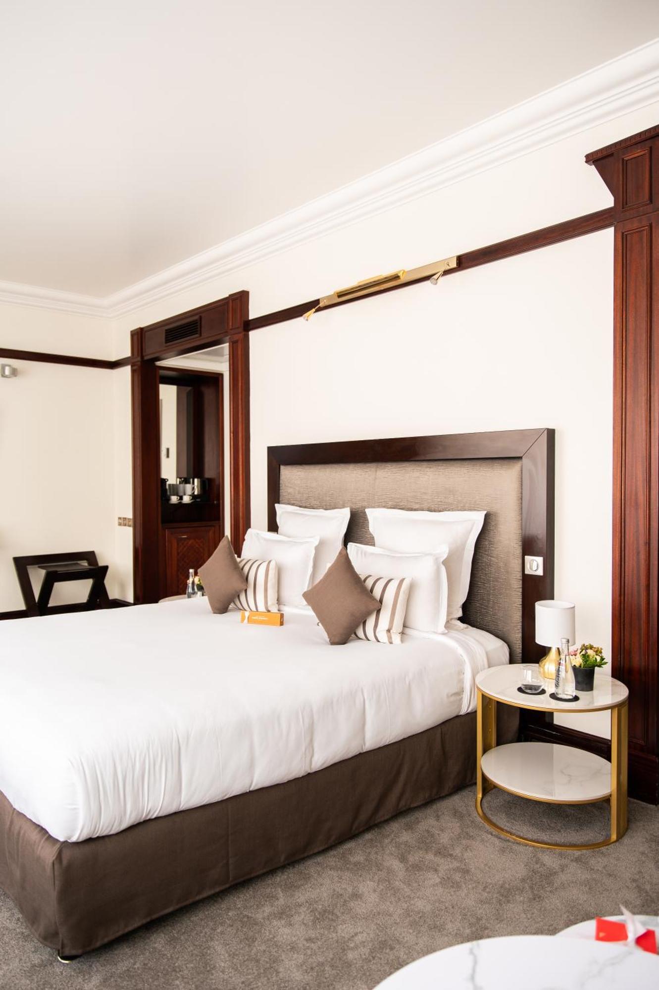 Hotel Pont Royal Paris Exteriör bild A bedroom at the hotel