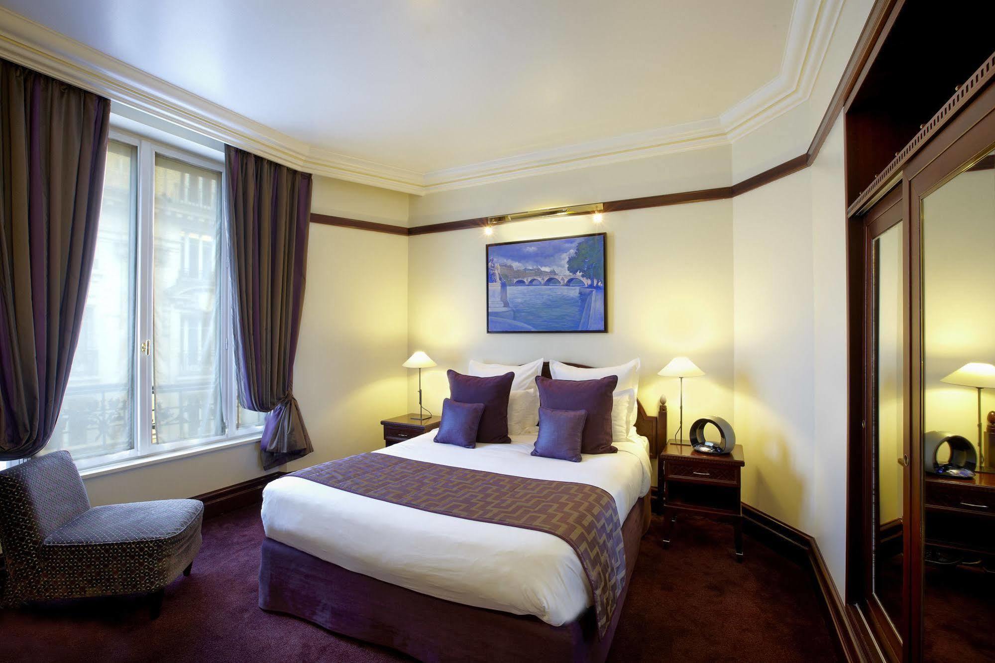 Hotel Pont Royal Paris Exteriör bild A room at the hotel